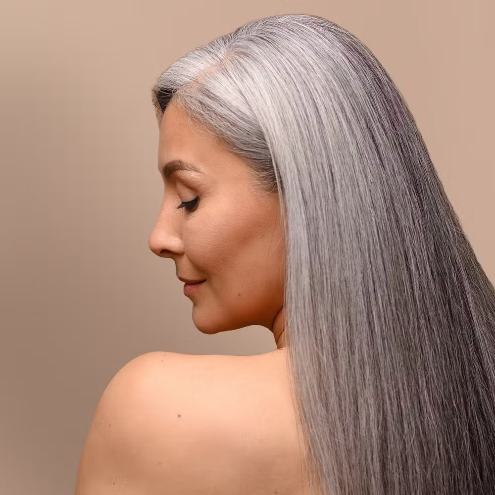 COLLAGEN PURE: Frau mit schönen, gepflegten grauen Haaren