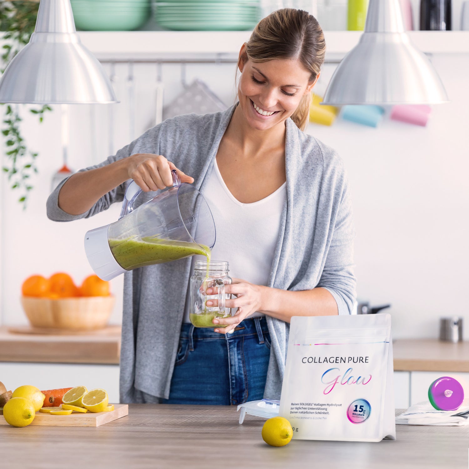 COLLAGEN PURE Glow: Frau trinkt Smoothie