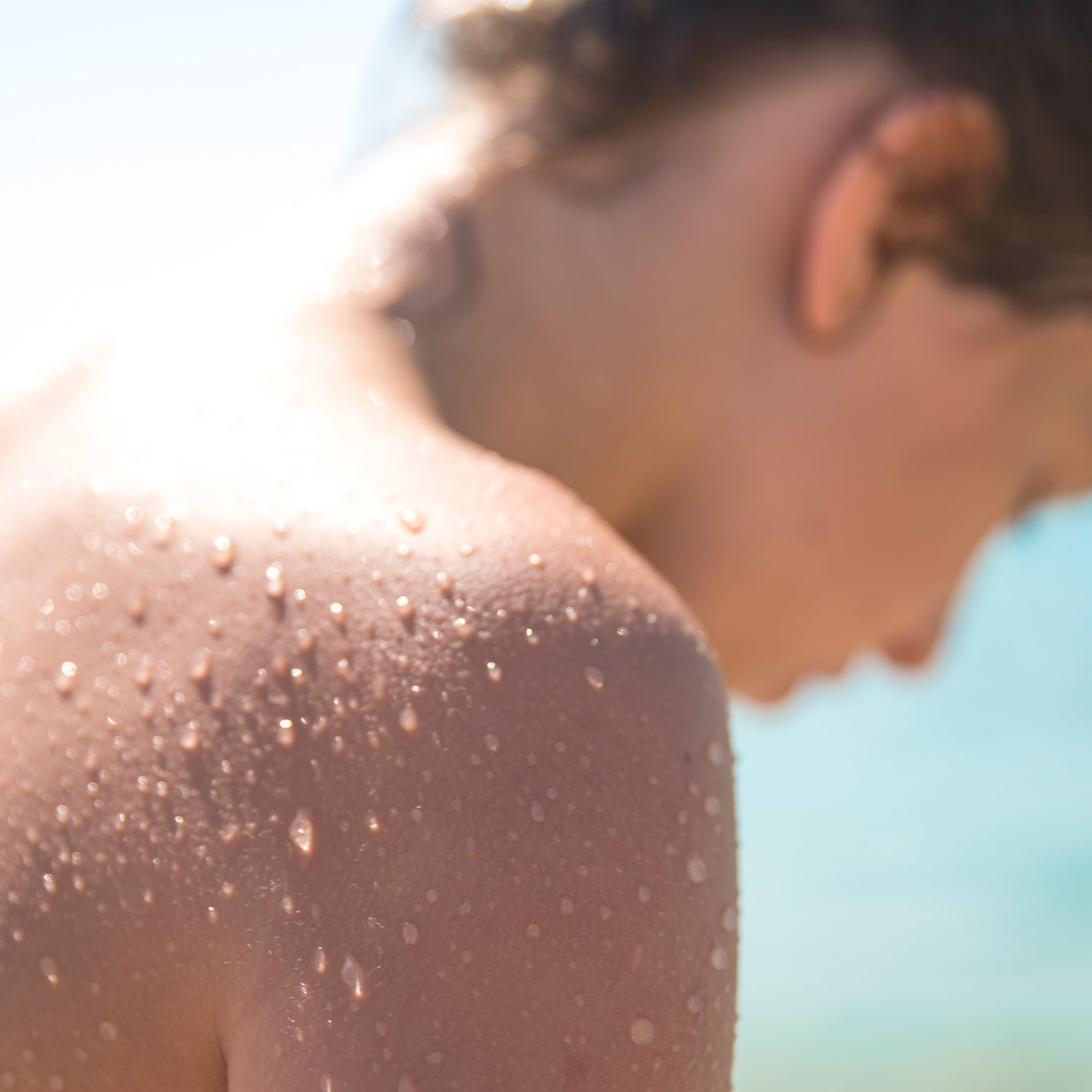 COLLAGEN PURE: Nackte Schulter mit Wassertropfen